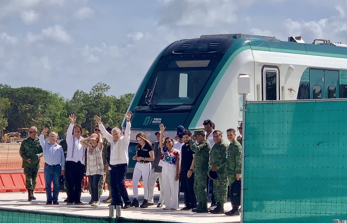 MaraLezama's tweet photo. ¡El @TrenMayaMX ES UNA REALIDAD! Con nuestro Presidente @lopezobrador_, dimos la bienvenida al primer vagón del tren, hecho por manos mexicanas. El tren de la justicia social ya está en #Cancún y se alistará para llevar bienestar y prosperidad a todo el sureste mexicano. https://t.co/sHV9CdI2GG
