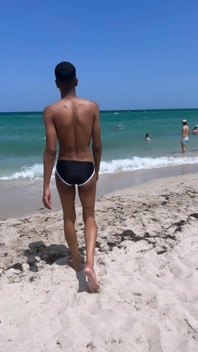 Xalbial's tweet photo. Here’s a random tweet to keep you guys interested #Miami #gay #southbeach https://t.co/BFbYxAkrnr
