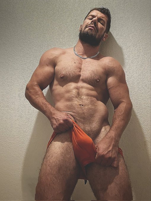 Watch Vlad Castle 82k's leaked NSFW photo on TwXstars