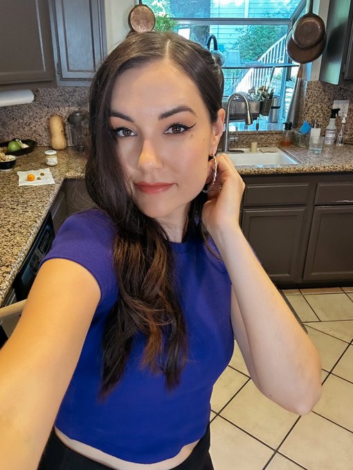 Secret Sauce Live Now, it&rsquo;s cheat day so we&rsquo;re frying 🔥 Kick dot Com Sasha Grey https://t.co/xfjSRBq