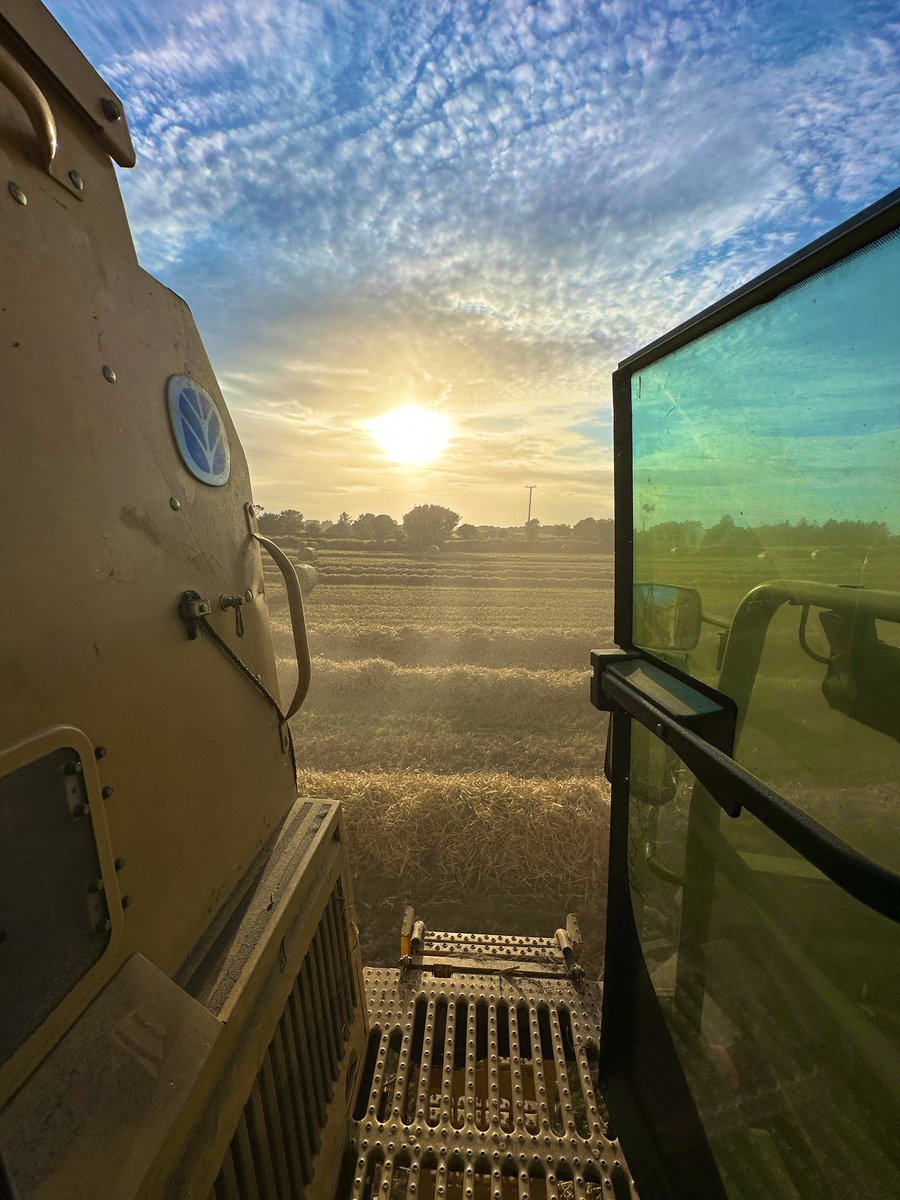 Decbuttle's tweet photo. Best job in the world ! #harvest23 https://t.co/IxORNwln7B