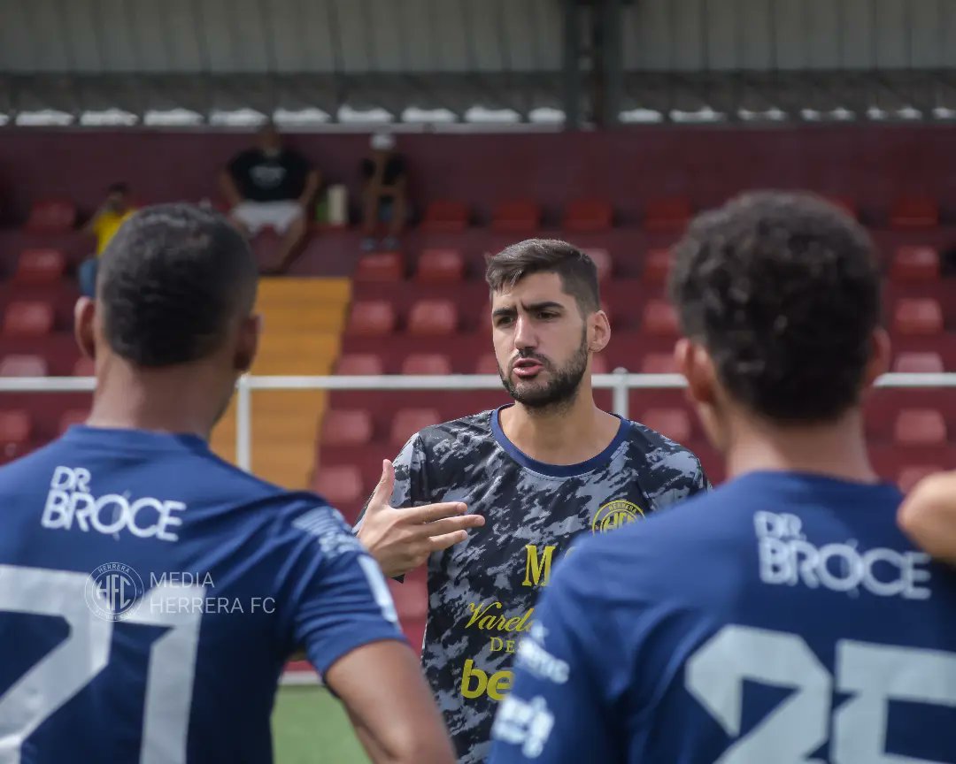 herrerafc_'s tweet photo. Galería 📸 PARTIDO AMISTOSO 🤝
🐂TAU 1️⃣-0️⃣ HER🦈
#LosTiburonesEnLPF
#LosTiburones
#HerreraFC https://t.co/MSzsts5x3E