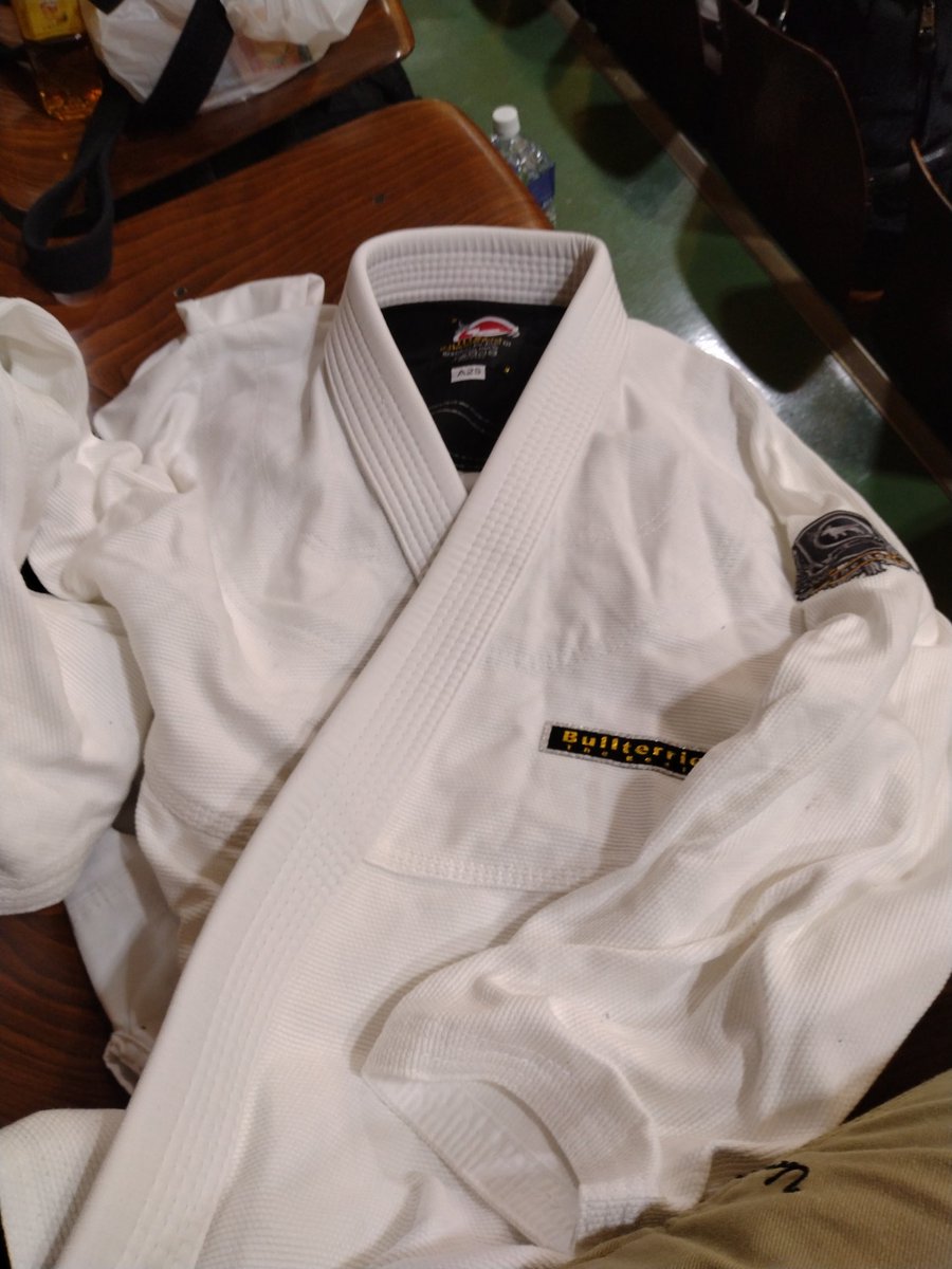 asahihatagaya2's tweet image. 初戦で使った柔術着が次の試合袖部分が汗で滑らなくなって急遽物販エリアのブルテリアさんで購入したA2Sの大きめの柔術着。
持って帰るのダルいから会場にいて受け取りできるほしい人いればあげます。

#IBJJF
#JBJJF
#アジア柔術選手権