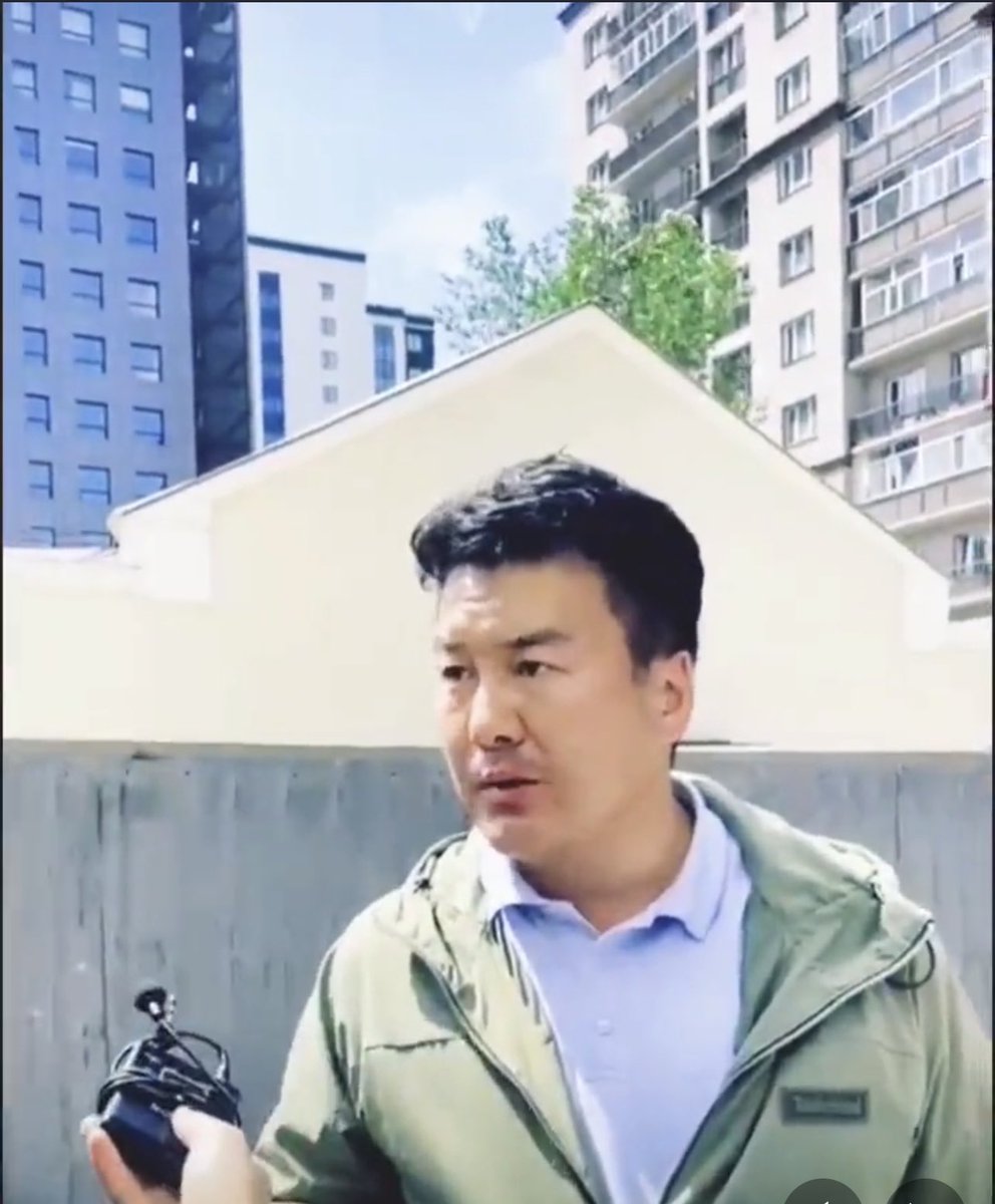 Үгүй гэж зоригтой хэлдэг, улсад байхгүй ус сорогчтой тэгээд царайлаг cool залуу 👍