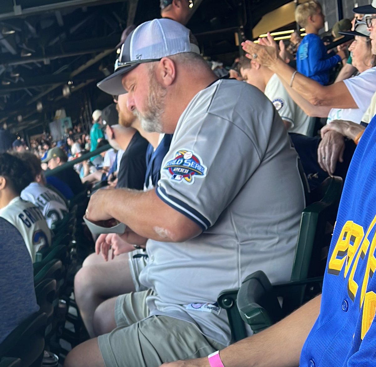 Anorak_CA's tweet image. PROFILE IN COURAGE: This dude wearing a Yankees jersey with a 2001 World Series patch. #StillNotOverIt