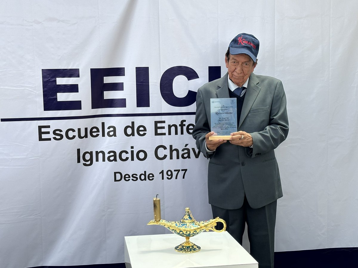 VisionUrbanaMX's tweet photo. #EnImágenes parte de lo que sucedió durante la ceremonia de graduación de los nuevos licenciados de la Escuela de Enfermería “Ignacio Chávez”, la ceremonia la encabezó su fundador el doctor Sergio Noé Martínez Albarrán. https://t.co/eh6XAdRKvj