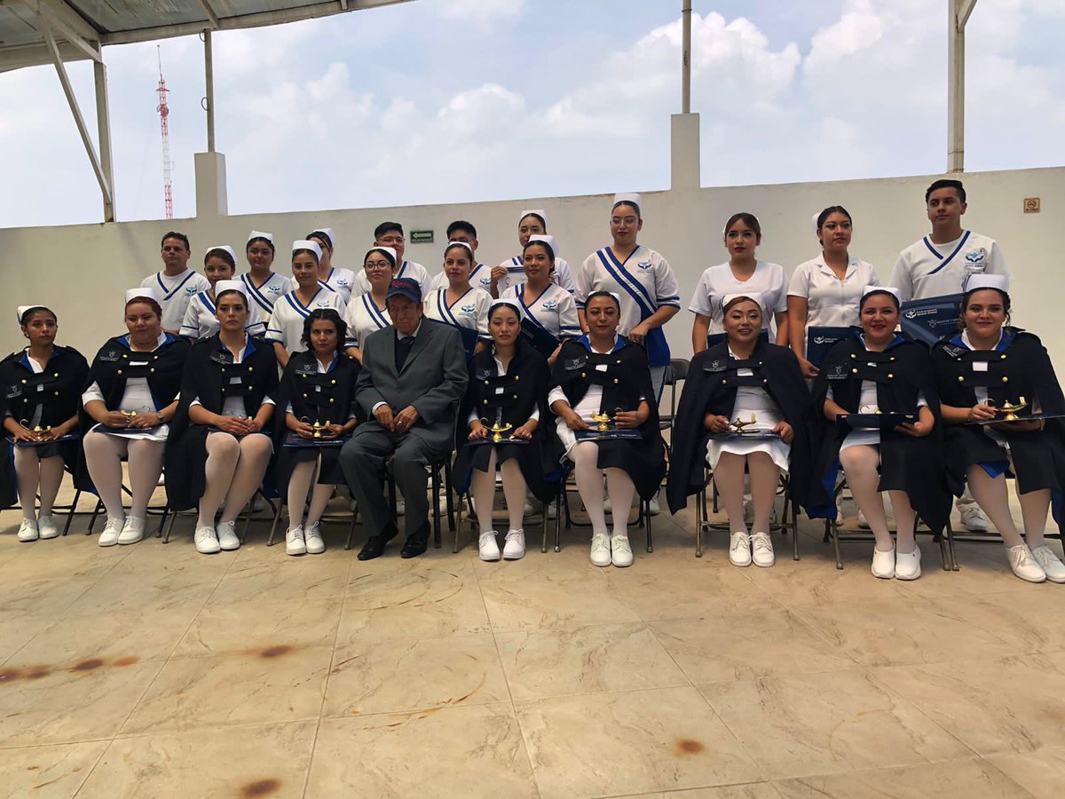 VisionUrbanaMX's tweet photo. #EnImágenes parte de lo que sucedió durante la ceremonia de graduación de los nuevos licenciados de la Escuela de Enfermería “Ignacio Chávez”, la ceremonia la encabezó su fundador el doctor Sergio Noé Martínez Albarrán. https://t.co/eh6XAdRKvj