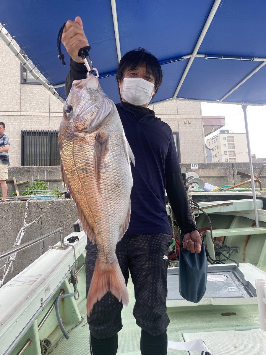 bluecolor666's tweet photo. 明石　遊漁船　島虎丸です♪

赤テント　青テント共にタイラバ出船でした！

よく当たりましたがよくバレました😅

６８センチのデカい鯛も釣れましたょ🎊

８月より土日祝限定ですがタチウオ午前便も出船予定ですので

お問い合わせくださいねぇ〜

https://t.co/WvNFmWlX7a https://t.co/44OdjrdphH