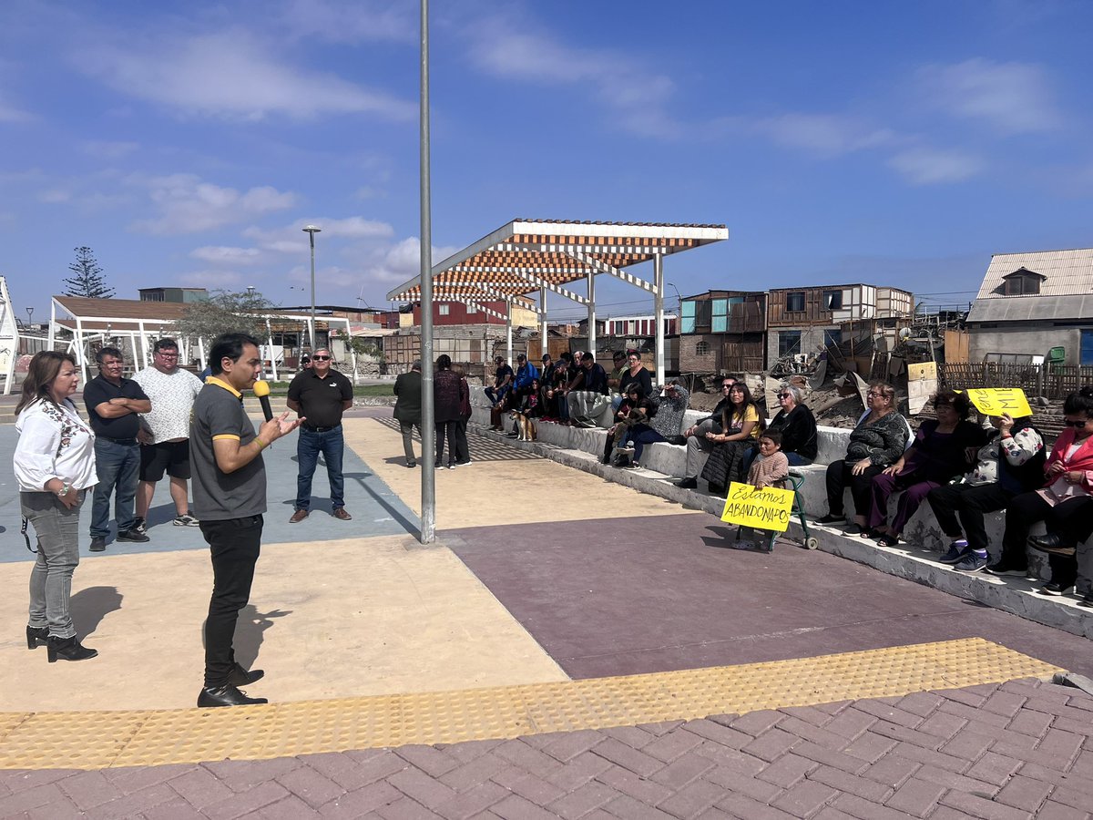 GoreAyP's tweet photo. Vecin@s de la población Arica 1 plantearon sus inquietudes y necesidades de un mayor resguardo policial en su barrio al gobernador regional @jorgediazxv y a la pdta. de la Comisión de Seguridad del Core, @ximenavalcarce 

#elgoreentodas #AricayParinacota https://t.co/AyL5Bt6JlH