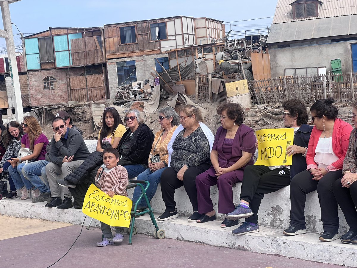 GoreAyP's tweet photo. Vecin@s de la población Arica 1 plantearon sus inquietudes y necesidades de un mayor resguardo policial en su barrio al gobernador regional @jorgediazxv y a la pdta. de la Comisión de Seguridad del Core, @ximenavalcarce 

#elgoreentodas #AricayParinacota https://t.co/AyL5Bt6JlH