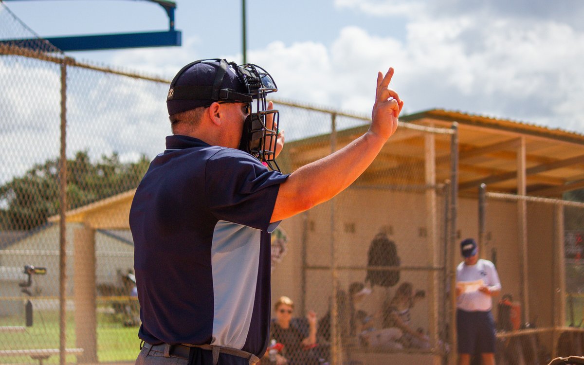 USASoftball's tweet photo. Umpires from 𝙘𝙤𝙖𝙨𝙩-𝙩𝙤-𝙘𝙤𝙖𝙨𝙩 👕

Our 2023 #JOCup umpire crew hails from over 𝟐𝟎 states across the country❗️

#USASoftball | #BluesAcrossAmerica 🇺🇸 https://t.co/wuPfYE7UlQ