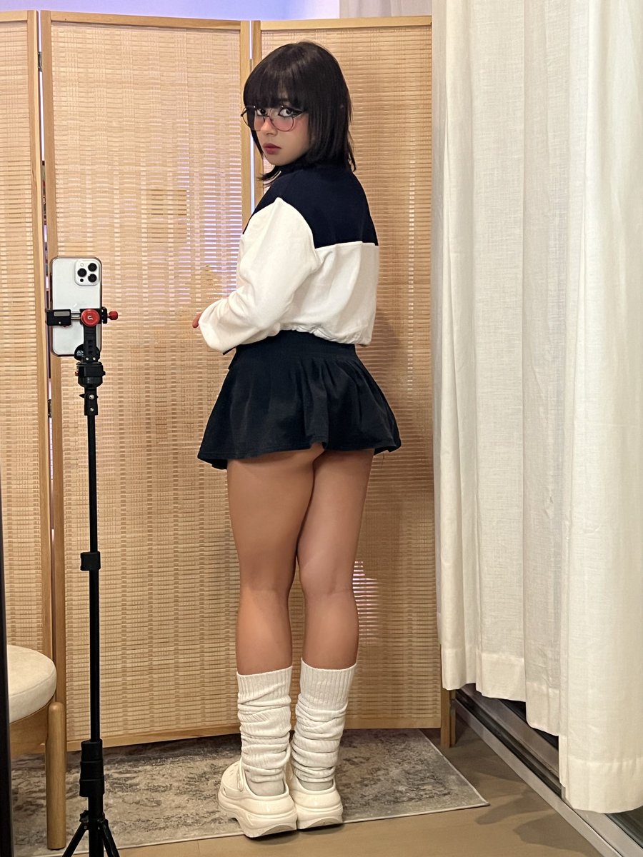 glasses_gf's tweet photo. ideal length skirt https://t.co/Dgt8LWV7ZP