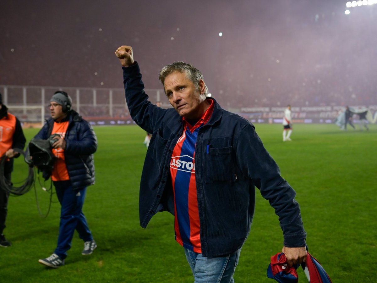 SanLorenzo's tweet photo. 💙❤️ ¡Viggo, querido, Boedo está contigo!

⭐ Reconocimiento en la previa para este Cuervo gigante, que se llevó una inolvidable ovación en el Bidegain. https://t.co/TU3xQC2oQf
