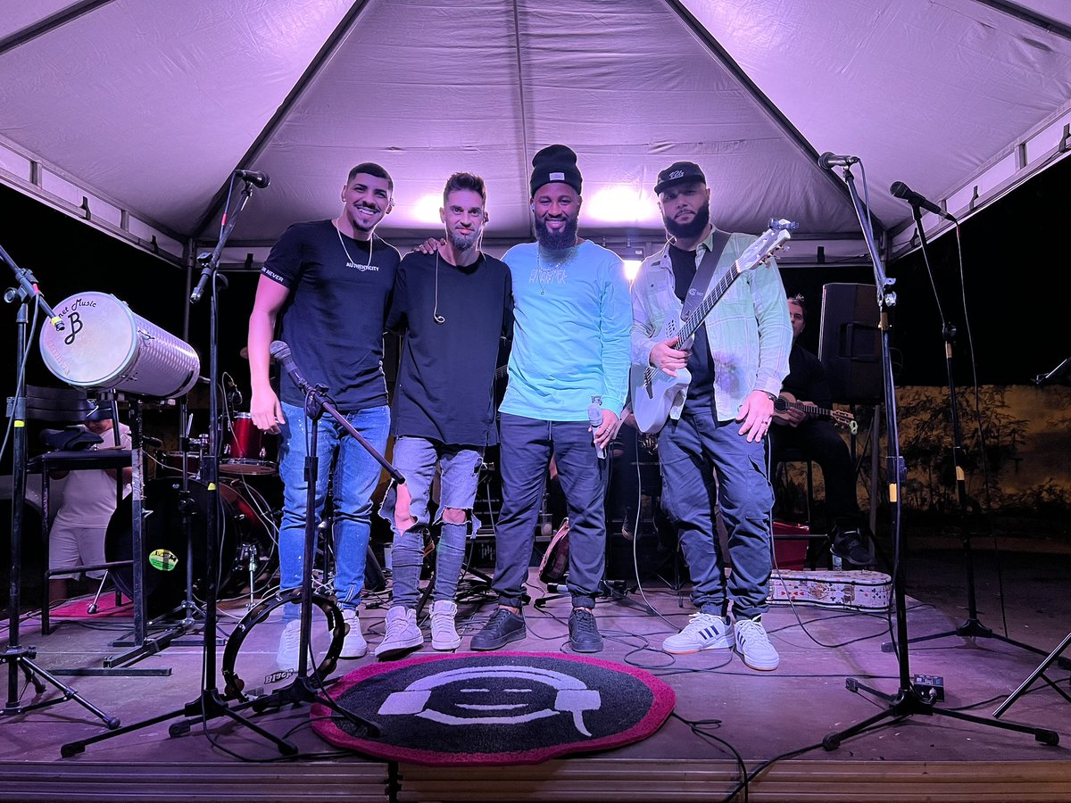 prateemocionar's tweet photo. Registro do show de ontem na praça dos salmos lazer em padre miguel no conjuntão!!! Nosso muito obrigado à todos que compareceram, foi maravilhoso estar juntos de vocês e até a próxima!!! 🙏💙💗 https://t.co/AHYWwnG5MH