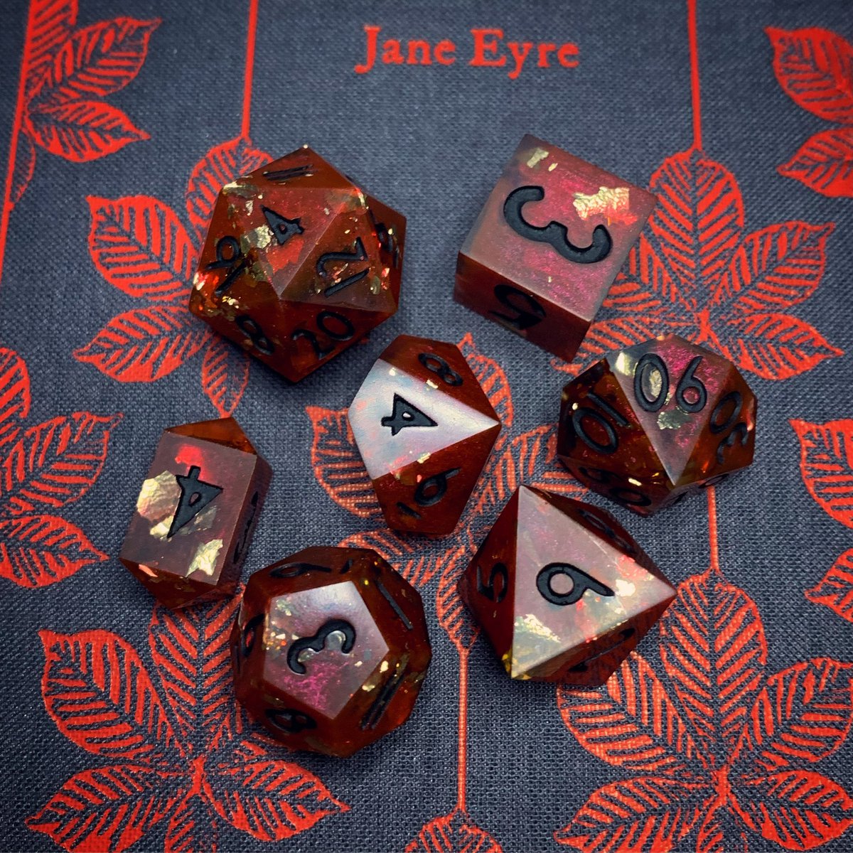 Feeling gothic with this set I just finished inking 🥀 Now I kinda want to make a custom box for these..... #dice