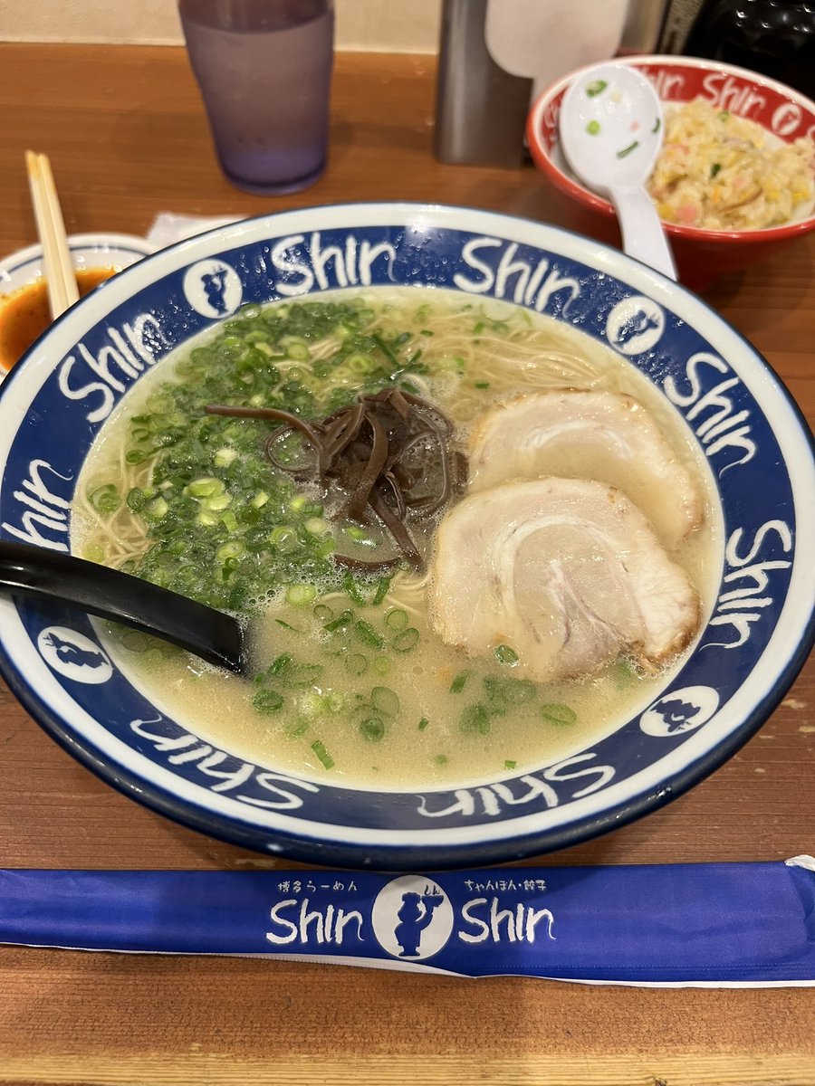 Hrj20th's tweet photo. 福岡初日色々楽しめた気がする、鍋で火傷して腕痛い。
ラーメンはもっと濃いいやつ食べたいな🍜 https://t.co/5WibWIXejw