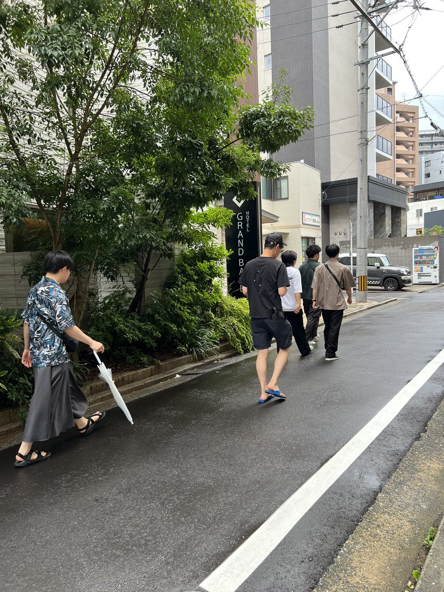 Hrj20th's tweet photo. 福岡初日色々楽しめた気がする、鍋で火傷して腕痛い。
ラーメンはもっと濃いいやつ食べたいな🍜 https://t.co/5WibWIXejw