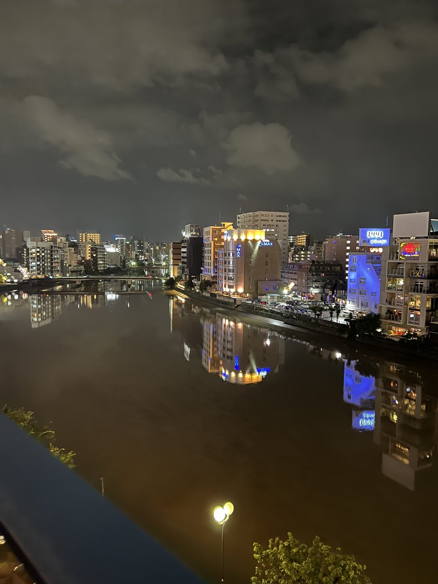 Hrj20th's tweet photo. 福岡初日色々楽しめた気がする、鍋で火傷して腕痛い。
ラーメンはもっと濃いいやつ食べたいな🍜 https://t.co/5WibWIXejw