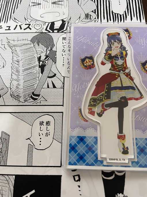 すごくどうでもいい情報なんですがゆめサキュバス冒頭でロラにアホみたいな量の書類持ってきたモブは旧筐体のマイキャラちゃんです 