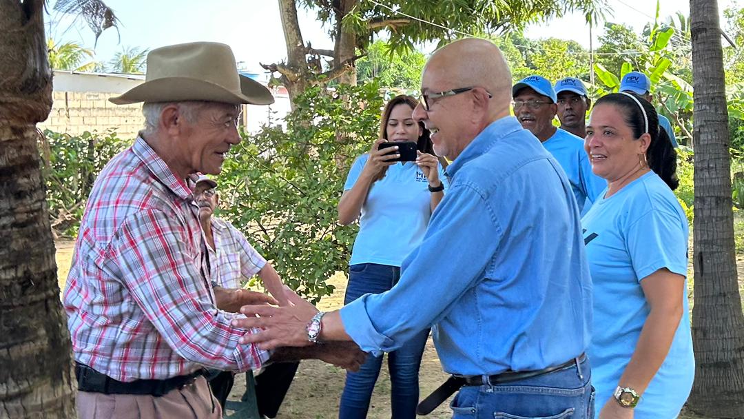 Lo más satisfactorio de todo esto: hablar con la gente, oírlos, aprender de ellos, sentir su cariño y su convicción de que unidos saldremos de la tragedia.
Gracias Apure, Guárico y Aragua.
#Venezuelamerecemás
