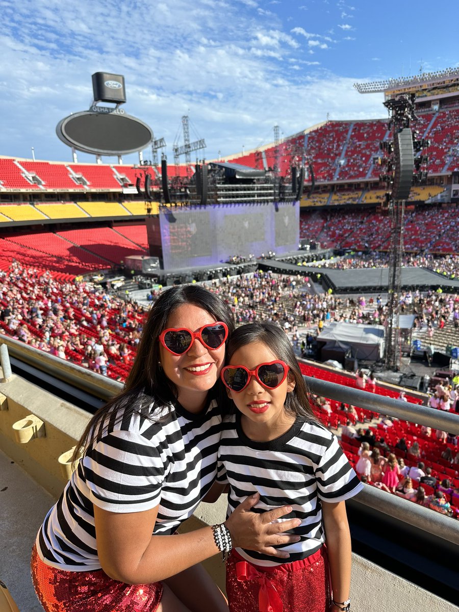 candytai's tweet photo. The most magical night with my favorite girl. I will never forget this time with her!♥️ #taylorswift #taylorswifterastour #taylorswiftkc #taytay #firstconcert #favoritedaughter https://t.co/yEyYLzcfni
