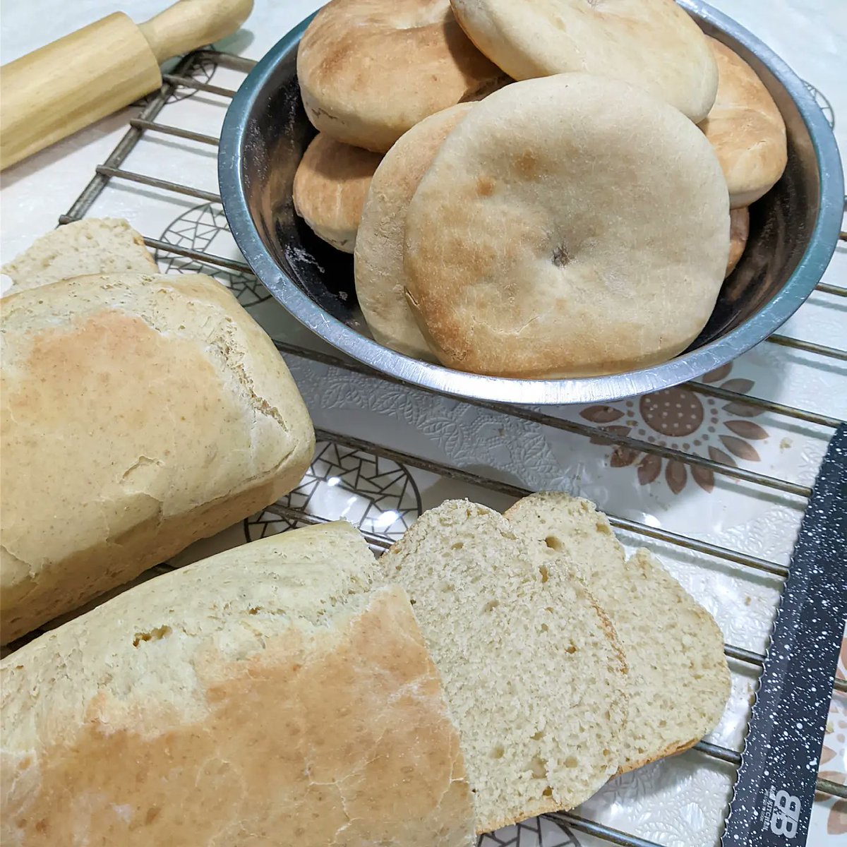 linker's tweet photo. Hoy salió pan de molde y su #hallullas pastelón en horno de piso que es el con piedra para pizza, salió esa hallulla antigua de Chile que me encanta y cuesta encontrar en panaderías #pan #bread #panarras #homemadebread https://t.co/P05n6VK32B