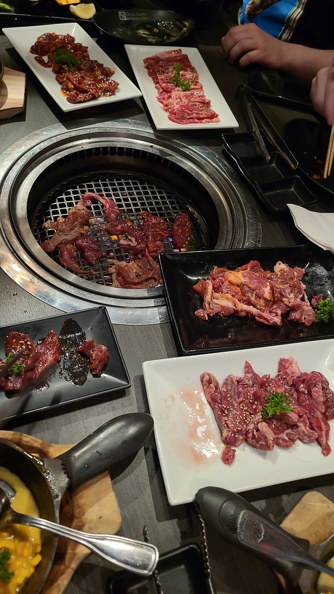 _minustempo's tweet photo. Pre-LAN dinner with the gang. https://t.co/LhI5zLh4RY