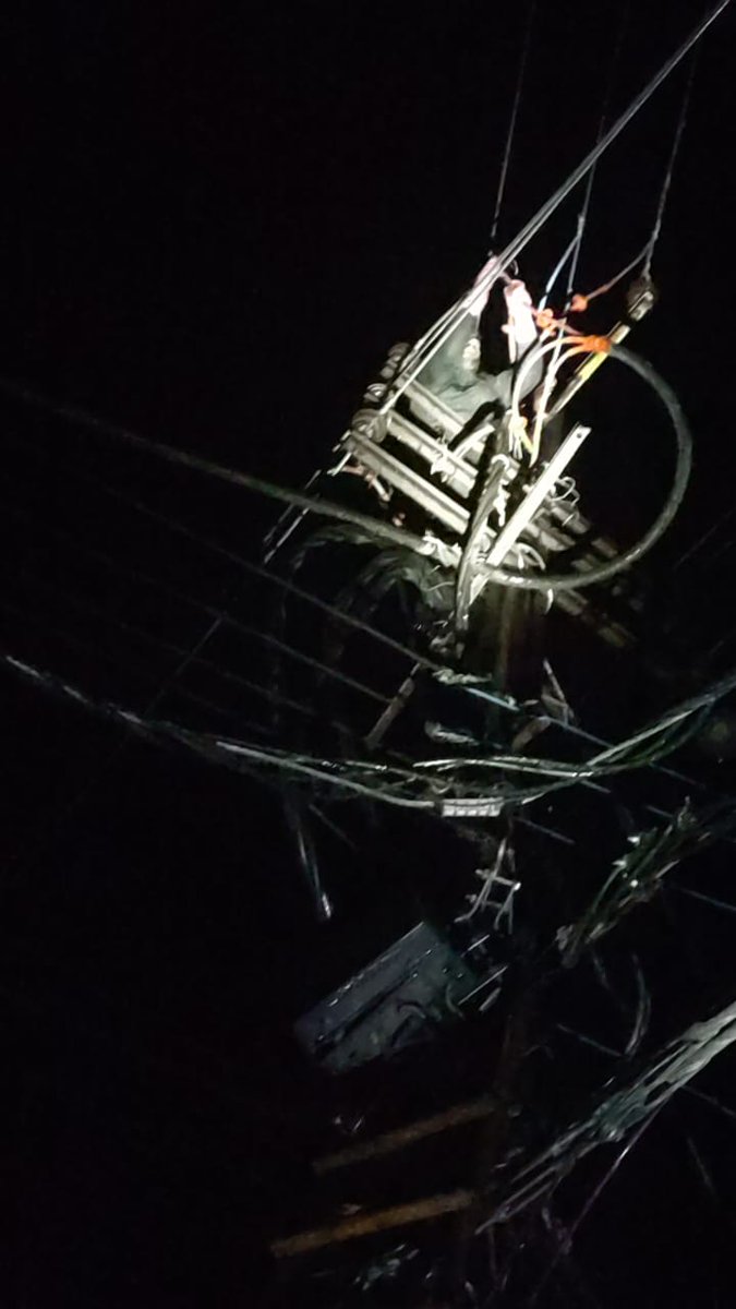 xenjpdclktwr's tweet photo. @mdtechjpdcl 
@dckishtwar 
@ChiefJammu 
The field staff of kishtwar  remained working till late evening amidst heavy rains to restore faults in power lines.We will reach affected areas for sure. https://t.co/AEoungbBTl