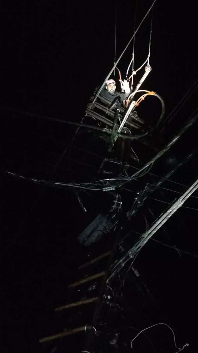 xenjpdclktwr's tweet photo. @mdtechjpdcl 
@dckishtwar 
@ChiefJammu 
The field staff of kishtwar  remained working till late evening amidst heavy rains to restore faults in power lines.We will reach affected areas for sure. https://t.co/AEoungbBTl