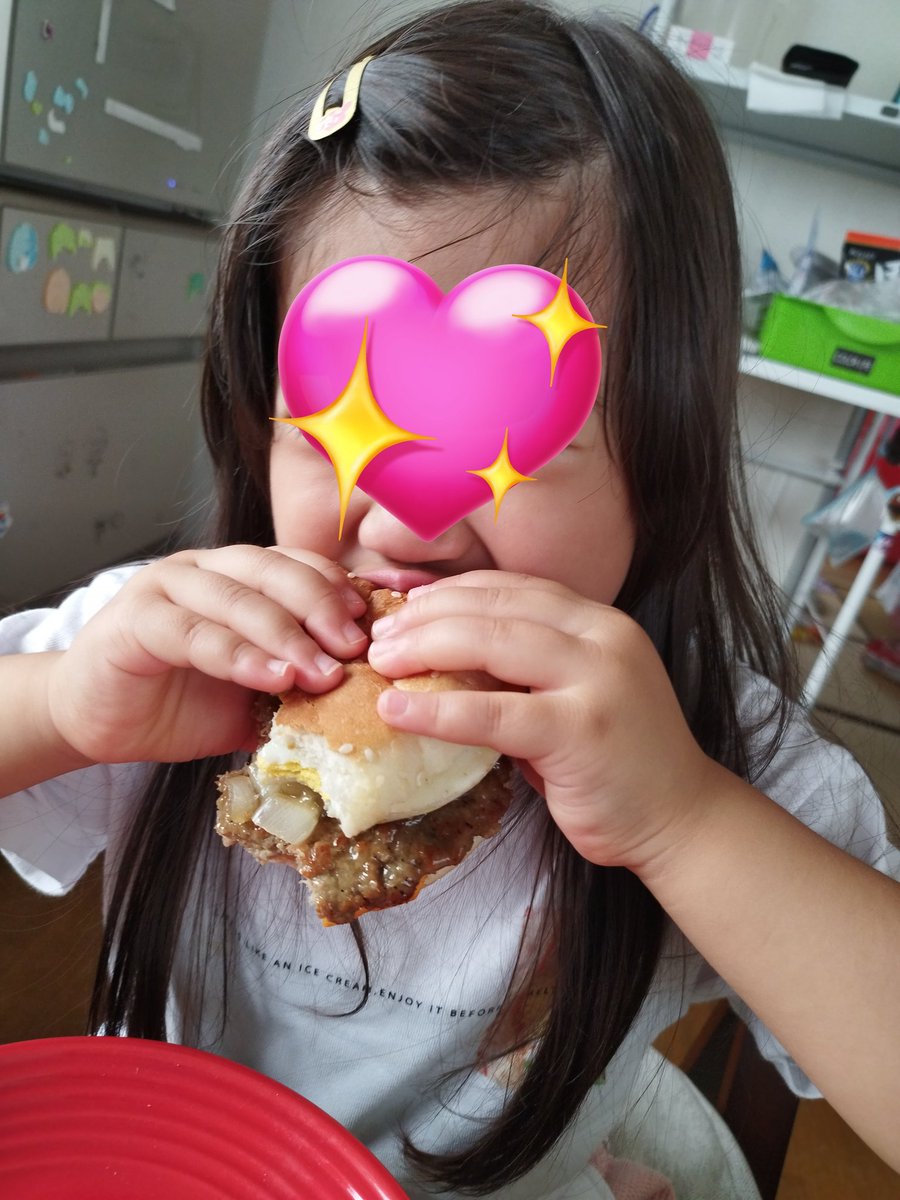 c_shufubiz's tweet photo. めちゃめちゃいい顔でバーガー食ってる写真撮れた。ずっとを見てられる https://t.co/KLD8QcPuWa