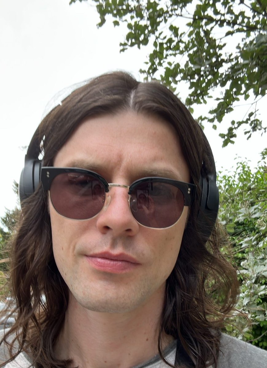 unstableforbay's tweet photo. mom james bay is seducing meee https://t.co/WsUanHvbuk