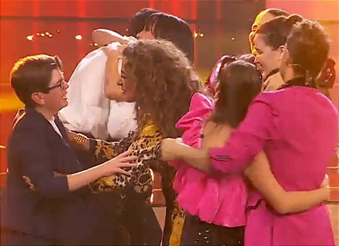 Alfita2017's tweet photo. Felicitando al ganador 😁👏
#LaVozKidsFinal https://t.co/4hOvsXQkYc