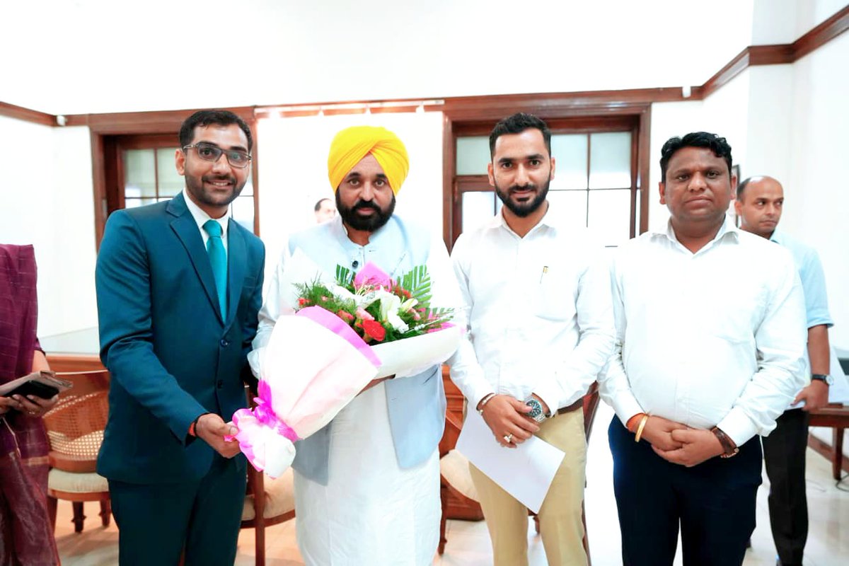 Had a Great Meeting with Honorable Chief Minister Punjab @BhagwantMann. Fruitful discussion on Healthcare Recruitment Industry, Creating More job opportunities with @BandlikH

#Jobs #Healthcare #jobopportunities #BandlikH #Healthcaretalent