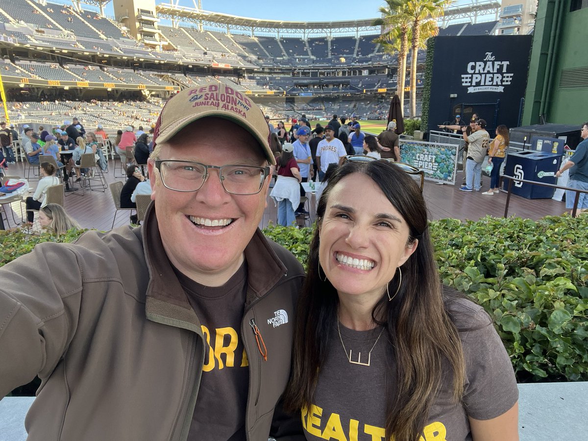 elefkowitz's tweet photo. Padres game with my honey for Irish Heritage Night!! Seeing my friend Mairtin de Cogain sing our National Anthem! 

#BringTheGold https://t.co/bGpKv3u90L