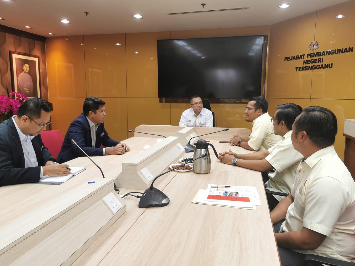 3 Julai 2023 I  Sesi kunjungan hormat Pengarah JKR Ketengah, YBrs. Ir. <a href="/WanKhairulAnua1/">Wan Khairul Anuar</a> ke Pejabat Pembangunan Negeri Terengganu bertemu mesra bersama Tuan Pengarah Pembangunan Negeri Terengganu, YBrs. Tn. Haji Abdul Kahar bin Abdul Latif.

<a href="/IPJKR_Official/">JKR Malaysia Rasmi</a> 
<a href="/irahmadredza/">Ahmad Redza Ghulam</a>