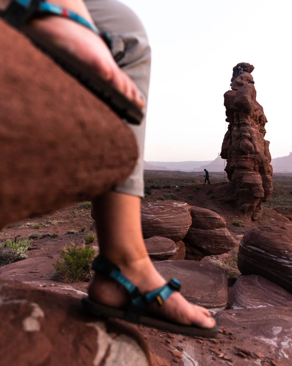 LUNAsandals's tweet photo. 🏔️ Unleashing our inner warrior, one step at a time.
.
.
.
#fearlessfeet 
##traillove #crosscountryrunning #mountainrunning
#takemebackpacking #backpackingadventures #backpacking https://t.co/lrZeJWUpzR