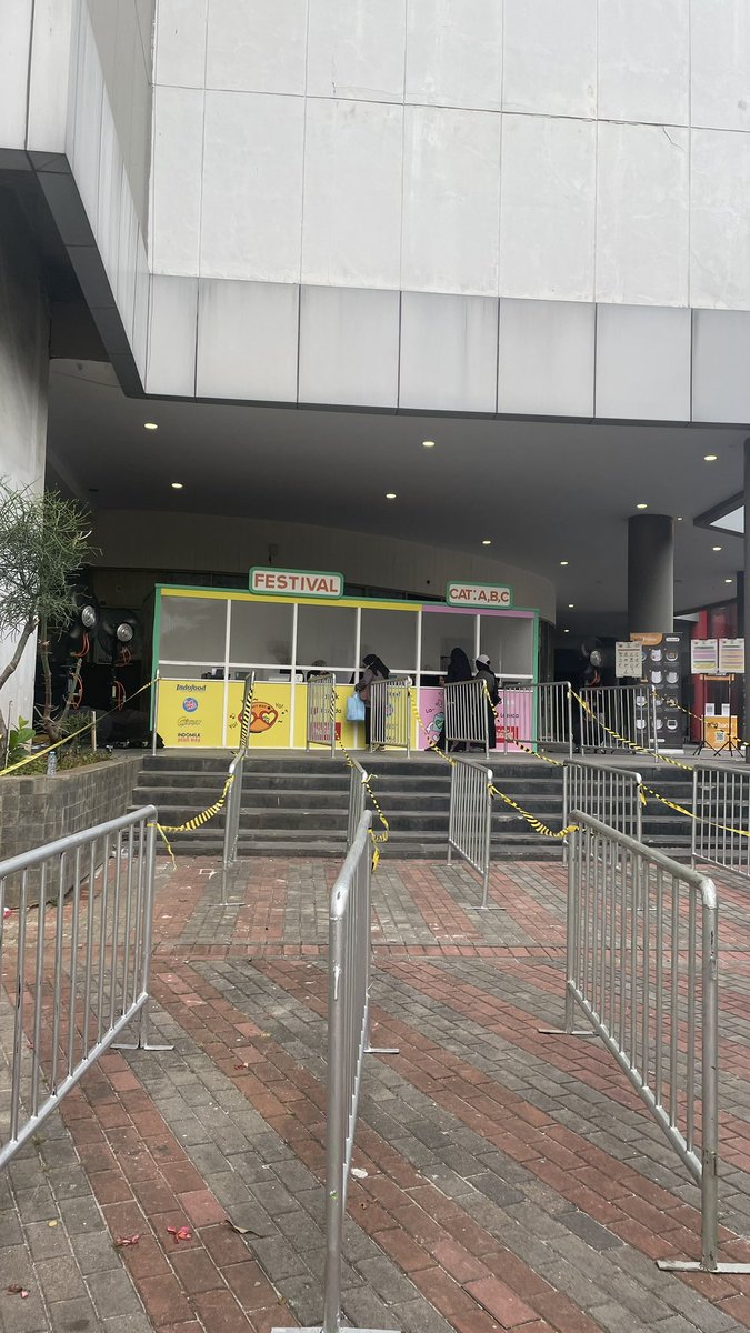 sunshinejjh's tweet photo. Review tuker tiket cxo:

- diceknya lelet….. even stafnya msh ada yg kebingungan jd nanya dulu ke staf yg lain 🥲
- utk yg nuker tiketnya pakai surat kuasa, ada bbrp yg ktp pemberi kuasanya gak dicek pdhl ini crucial 😵‍💫
- cat yg duduk tbtb ditanyain mau yg left right or center(?) milih bshshshhs