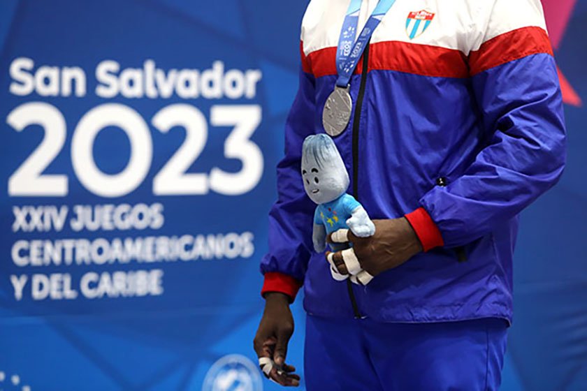 ¡Felicidades a nuestra delegación!
🥳🥳🥳
Con 74 títulos #Cuba culminó en el tercer puesto del medallero por países en los Juegos Centroamericanos y del Caribe de #SanSalvador2023.

#MasRetosMasCompromisos
<a href="/DiazCanelB/">Miguel Díaz-Canel Bermúdez</a> <a href="/DrRobertoMOjeda/">Dr. Roberto Morales Ojeda</a> <a href="/UJCdeCuba/">UJC de Cuba</a> <a href="/CMontiller/">Osvaldo C. Vento Montiller</a>