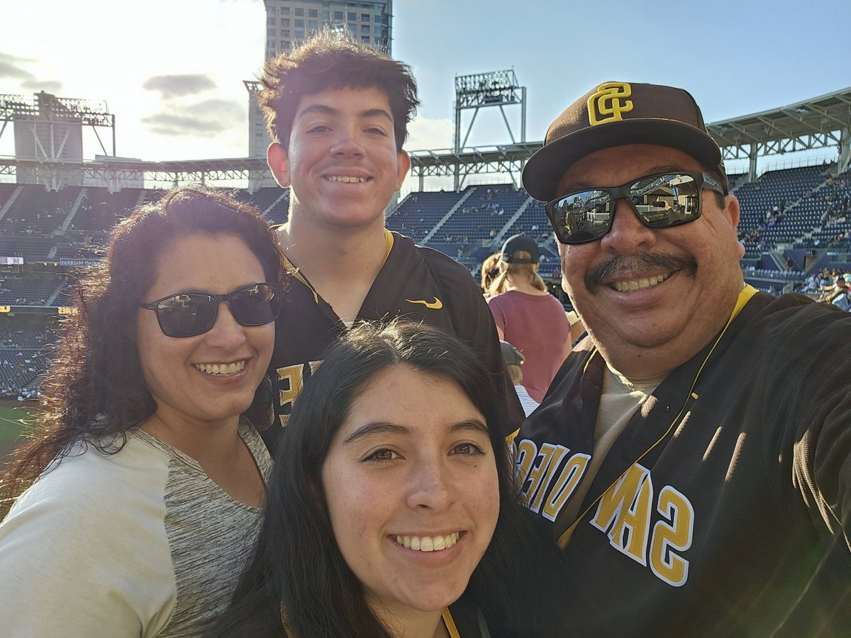 dagonz128's tweet photo. Let's go Padres!!! #BringTheGold    @Padres https://t.co/D7Dr7wcMJo