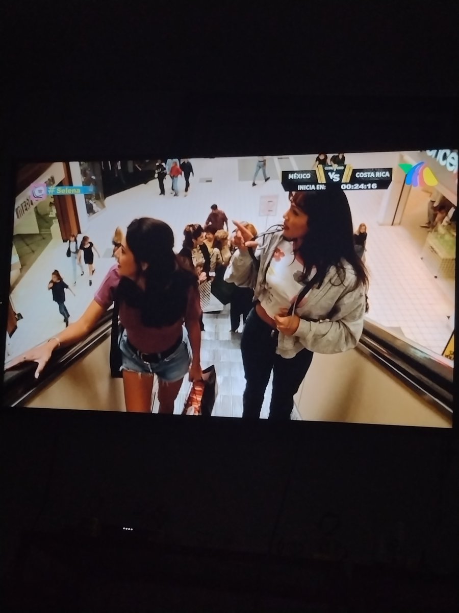 agagaba's tweet photo. @AztecaSiete aquí viendo la mejor escena de #Selena https://t.co/RFaimsUPht