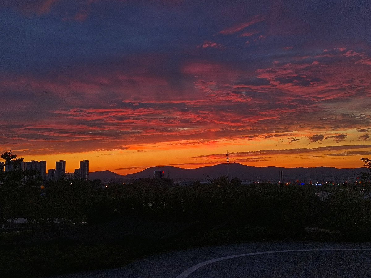blackwings233's tweet photo. 爱在黄昏日落时 https://t.co/lUIAh8mErf