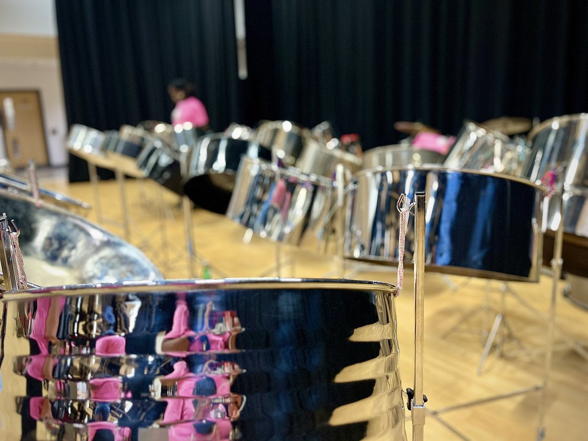ContrastPan's tweet photo. Pretty in pink and out in full force at our gig at De Montfort University yesterday 💕 
.
.
.
#steelpan #steelband #steelpanmusic #gigtime #dmuleicester #dmu #demontfortuniversity #dsu #demontfortuni #dmuacs https://t.co/jiu5n8ijbF