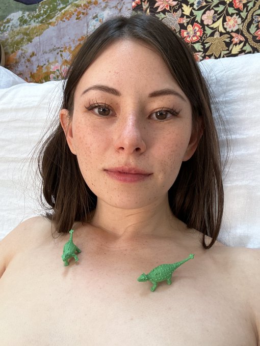 I AM GIANT WOMAN BEHOLD MY TINY FRIENDS https://t.co/4gHbWuIgJu