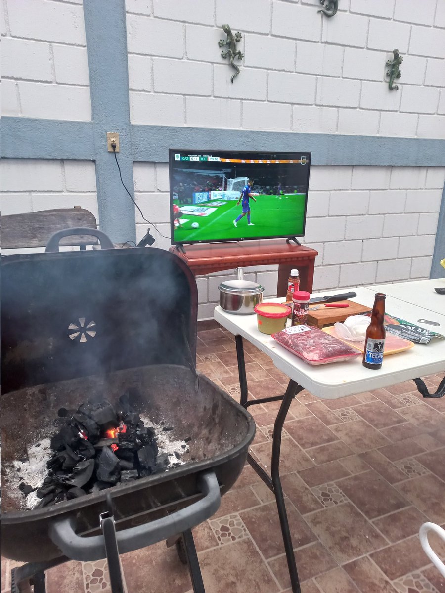 cesarhdz27's tweet photo. Hasta por la Selección armo previa @miseleccionmx 🍺🥩 https://t.co/RD3J2QDzEn