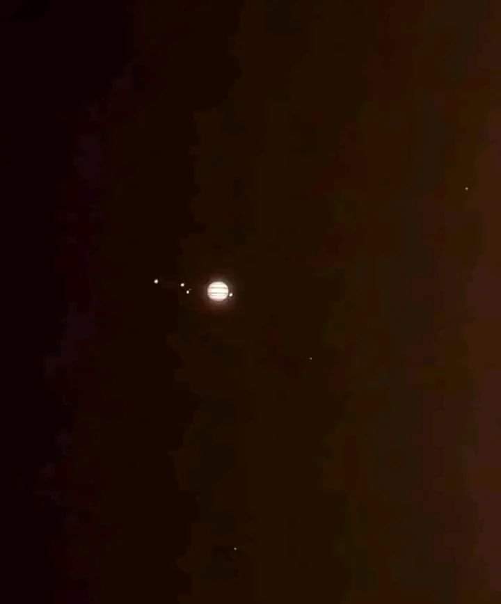 Jupiter and its 4 Largest Moons glowing in the Night-sky. Ganymede, Europa, and Callisto on the left, Io on the right side. 🌌

📸: Luis Argerich