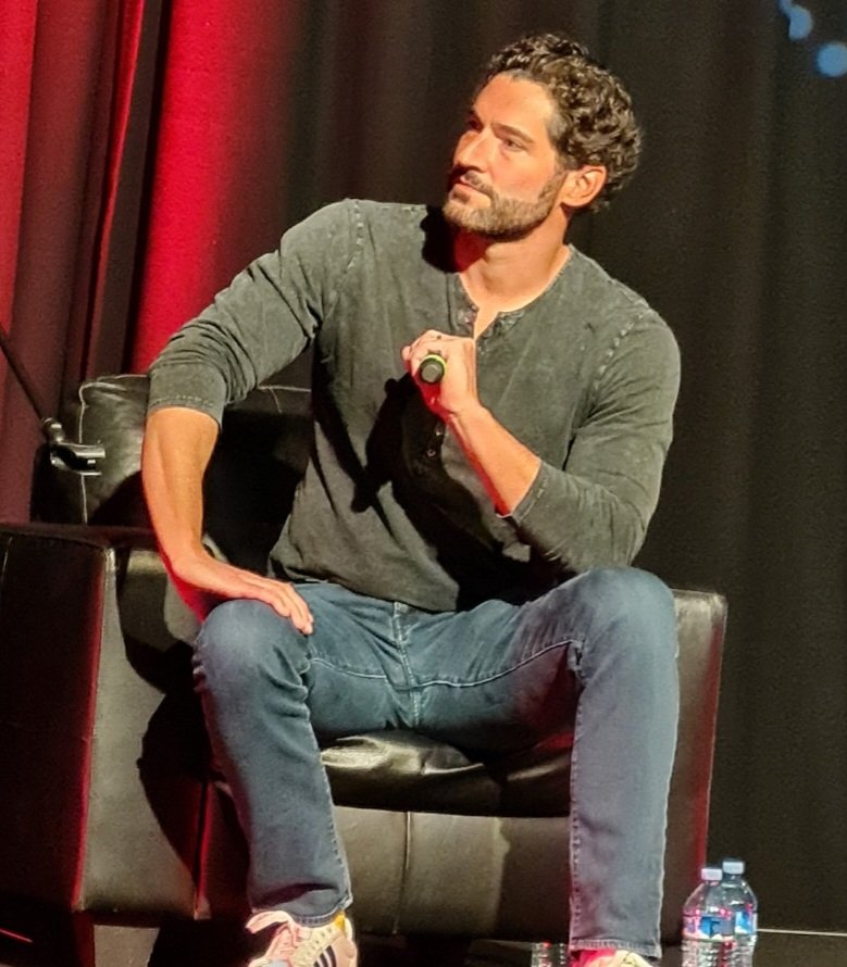 Oh, my dad.. This is such a beautiful photo of #TomEllis at #MetroComicCon singing creep with his beautifully angelic voice.