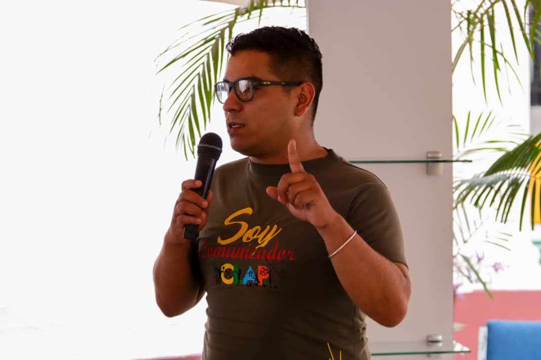 En #Táchira se efectuó la presentación del libro: 

¿CON QUE MORAL?📖  
Ética y Valores para una nueva época

✍🏻 Autor: 
Diputado de la AN #CarlosSierra

<a href="/NicolasMaduro/">Nicolás Maduro</a>
<a href="/FreddyBernal/">Freddy Bernal</a>
<a href="/SierraCarlosVEN/">CARLOS SIERRA</a>
<a href="/LealTelleria/">M/G Carlos Leal Tellería</a>