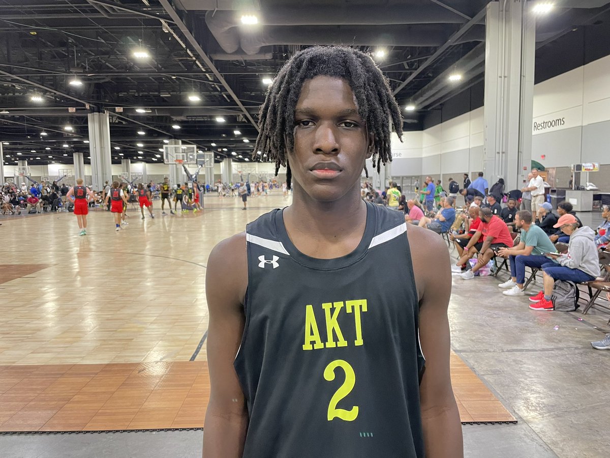 GTuckerHoops's tweet photo. 2024 guard Makai Johnson just put on a clinic to end Saturday at #BOTS. The 6’5” athlete scored 19 points in the 1st half (four 3’s) + was a playmaker and passer in the 2nd half. He’s going to be an elite defender and win a lot of games at the next level https://t.co/DjTqzaPhZI