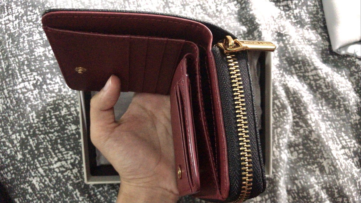 kans4k's tweet photo. Wts/preloved dompet charles and keith dengan nomor item CK6-10770353-5_BLACK_XXS. Aku beli di official online store nya cnk, baru checkout 3 Juli kmrn dan baru dipakai sekali, truss ngerasa kebesaran 🥹 kloo tertarik bisa rep/dm aja ya.

Harga jual: 399k

#wts #preloved #zonauang https://t.co/NTNLfZy11y