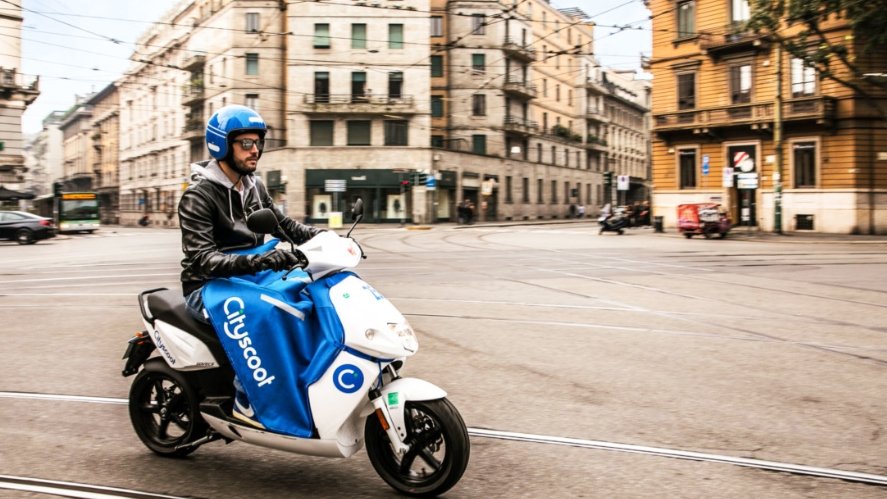 Avoir du choix pour se déplacer à Paris, c'est bien. Réguler, c'est mieux ! C'est ce que nous faisons avec les scooters électriques en libre service. 

Des le 2 octobre, 3 opérateurs pourront opérer (👏 <a href="/cooltra/">Cooltra</a> <a href="/YegoMobility/">YEGO Mobility</a> &amp; <a href="/CityscootParis/">CITYSCOOT💙💚COOLTRA scooters électriques</a>), max 7500 scooters max, un